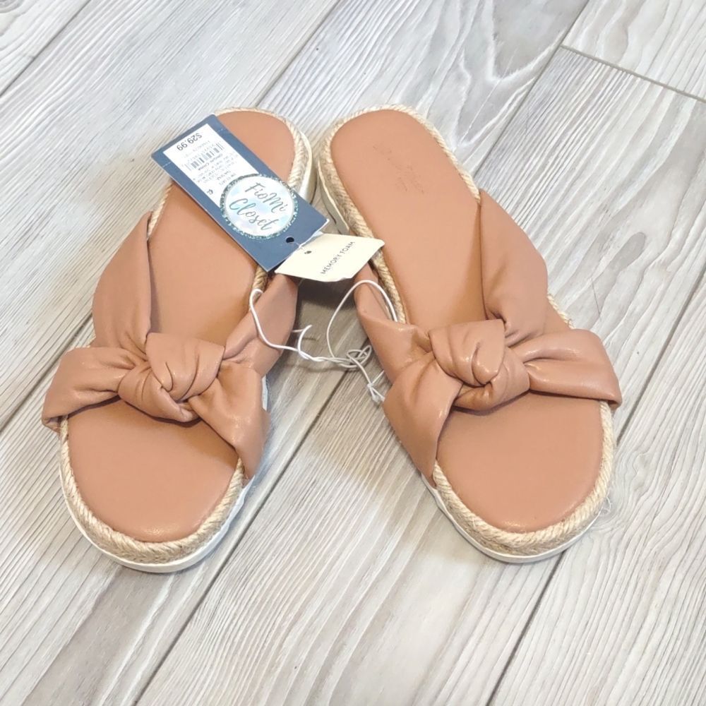 (23-1742) Universal Thread  Dena Sandals Size 9.5